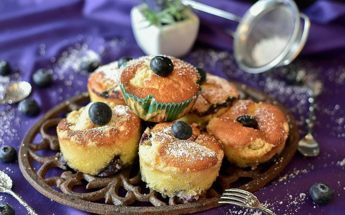 Una torta de chocolate casera con costra crujiente